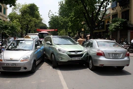 Dừng đèn đỏ, 4 ô tô húc nhau liên hoàn