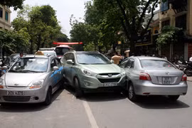 Dừng đèn đỏ, 4 ô tô húc nhau liên hoàn