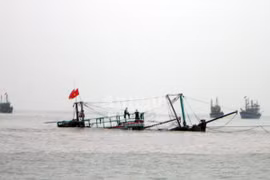 Tàu cá đắm do đâm phải đá ngầm, 10 ngư dân may mắn được cứu sống