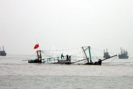 Tàu cá đắm do đâm phải đá ngầm, 10 ngư dân may mắn được cứu sống