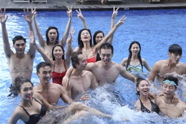 Top 14 Vietnam’s Next Top Model khoe dáng chuẩn tại hồ bơi