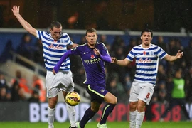 Bông hoa đỏ trên ngực áo cầu thủ ở Anh có ý nghĩa gì?