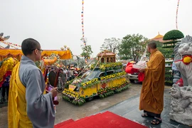 Cung nghinh Phật ngọc và Ấn ngọc về Bảo tháp Đại bi