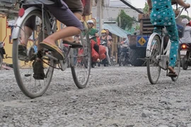 Đường xấu, bé gái rơi khỏi xe máy, bị xe tải cán chết tại chỗ