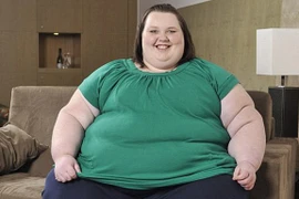 Thiếu nữ béo nhất nước Anh phải nhập viện