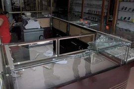 Bao vây bắt gọn tên cướp bịt mặt, nổ súng cướp tiệm vàng