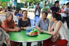 Sao trẻ hát "chay" cùng các nghệ sĩ tiền bối