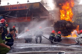 UBND TP Hà Nội khen thưởng đột xuất thành tích chữa cháy cây xăng