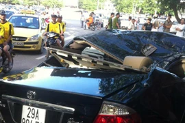 Cận cảnh xế hộp Camry Grande V6 bẹp dúm sau tai nạn