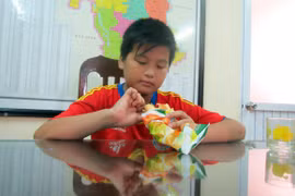 CSGT tìm gia đình cho cháu bé đi lạc giữa trời nắng 40 độ C