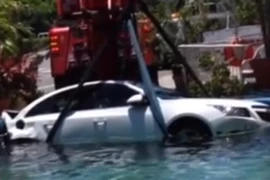 Xế hộp hạng sang đâm liên tiếp trước khi "hạ cánh" xuống bể bơi