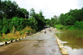 Xe bị cuốn khi qua đập tràn đi ăn giỗ, 5 người mất tích