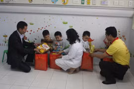 Bệnh nhi đón tết trong bệnh viện: Không cô đơn!