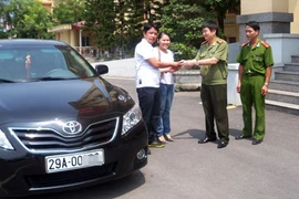 Trao trả chiếc xe Camry sau nhiều tháng bị đưa đi cầm đồ