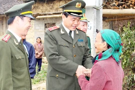 Chung tay chia sẻ khó khăn với đồng bào ở Cao Bằng