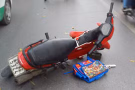 Vừa tập thể dục xong thì bị xe máy tông ngất xỉu