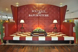 Chuẩn bị đấu giá chiếc ghế sofa lớn nhất châu Á