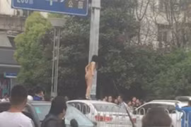 Tắc nghẽn giao thông vì phụ nữ nhảy khỏa thân giữa phố 