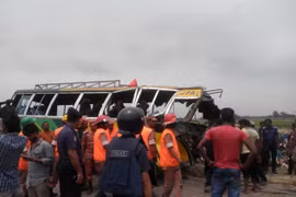Bangladesh: Xe buýt đấu đầu, 12 người chết