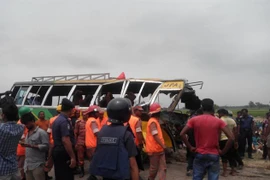Bangladesh: Xe buýt đấu đầu, 12 người chết