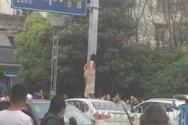 Tắc nghẽn giao thông vì phụ nữ nhảy khỏa thân giữa phố 