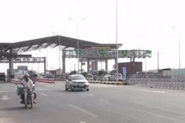 Né trạm thu phí cao tốc Hà Nội – Bắc Giang, xe ô tô quần nát đường đê