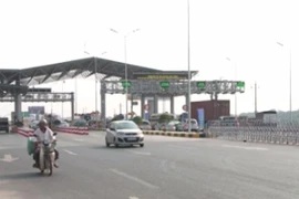 Né trạm thu phí cao tốc Hà Nội – Bắc Giang, xe ô tô quần nát đường đê