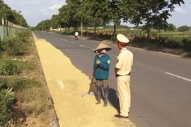 Chiếm dụng lòng đường phơi nông sản gây mất an toàn giao thông