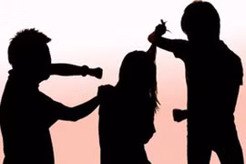 Dụ người yêu vào khách sạn “mây mưa” rồi kêu đồng bọn tới “bắt đền”