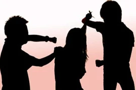 Dụ người yêu vào khách sạn “mây mưa” rồi kêu đồng bọn tới “bắt đền”