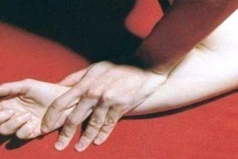 Cô gái 18 tuổi chống trả quyết liệt "yêu râu xanh" xông vào nhà, toan hiếp dâm