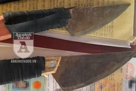 [CLIP] Chốt 141 kịp thời khống chế thanh niên giắt cặp dao ‘phóng lợn’ lên phố