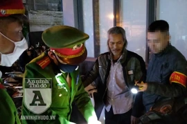 [CLIP] Vừa mua heroin, người đàn ông nhiều tuổi 'đầu trần' định thông chốt 141