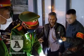 [CLIP] Vừa mua heroin, người đàn ông nhiều tuổi 'đầu trần' định thông chốt 141