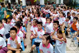 Học sinh trường tiểu học Lê Văn Tám hào hứng với buổi tuyên truyền ATGT