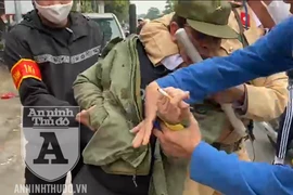 [CLIP] Cảnh sát 141 quật ngã gã giang hồ chống đối, giấu bọc heroin cỡ lớn