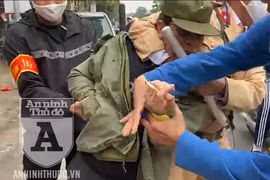 [CLIP] Cảnh sát 141 quật ngã gã giang hồ chống đối, giấu bọc heroin cỡ lớn