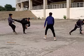 [CLIP] Mãn nhãn xem một Cảnh sát Cơ động Đặc nhiệm trấn áp cả nhóm đối tượng