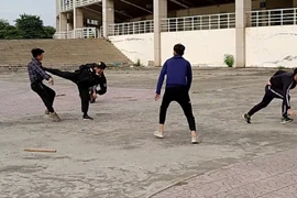 [CLIP] Mãn nhãn xem một Cảnh sát Cơ động Đặc nhiệm trấn áp cả nhóm đối tượng