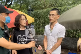 [CLIP] Cặp đôi nam nữ đeo kính cận 'thủ' cả ma túy và dao bầu