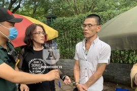 [CLIP] Cặp đôi nam nữ đeo kính cận 'thủ' cả ma túy và dao bầu