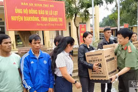 [ẢNH] Đoàn công tác Báo An ninh Thủ đô tặng bình lọc nước cho huyện biên giới Quảng Trị