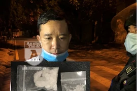 [CLIP] Người đàn ông 'diễn kịch' ngây ngô khi bị CSCĐ phát hiện bọc ma túy