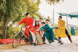 Lý Hải cùng dàn diễn viên 'Lật mặt" mặc áo dài đón năm mới tại làng nghề làm chiếu 