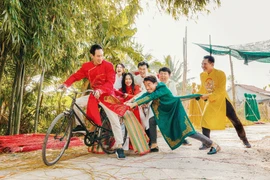 Lý Hải cùng dàn diễn viên 'Lật mặt" mặc áo dài đón năm mới tại làng nghề làm chiếu 