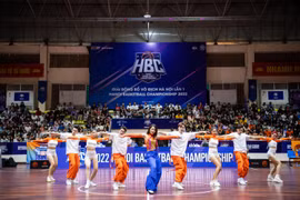 Chi Pu biểu diễn giữa giờ trong trận Chung kết giải bóng rổ vô địch Hà Nội