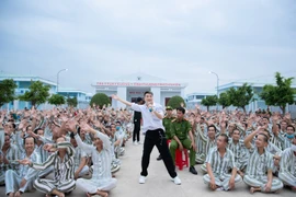 Ca sĩ Đàm Vĩnh Hưng mang xuân về với trại giam