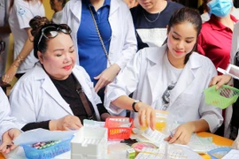 NSND Ngọc Giàu cùng Phạm Hương về Bến Tre phát thuốc cho người nghèo