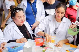 NSND Ngọc Giàu cùng Phạm Hương về Bến Tre phát thuốc cho người nghèo