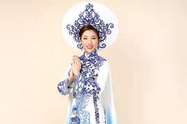 Bảo Như mặc áo dài truyền thống lấy cảm hứng từ gốm sứ Bát Tràng